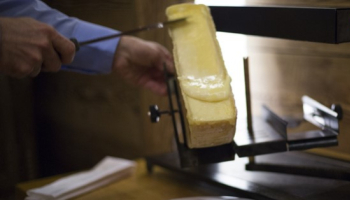 Soirée raclette : Comment se débarrasser des odeurs de fromage ?