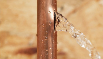 Comment réparer une fuite d'eau due à une canalisation percée ?
