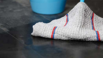 Bouclées, tissées, microfibres... Comment choisir sa serpillière ?