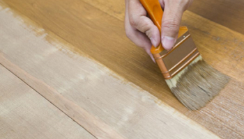 Comment protéger un meuble en bois des taches ?