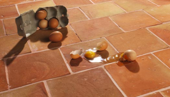 Comment nettoyer et entretenir un sol en tomettes ?