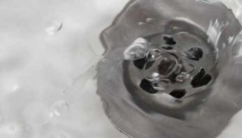 Eau stagnante : comment déboucher des canalisations complètement bouchées ?